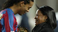 Imagen de Ronaldinho junto a su madre.
