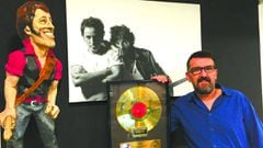 Josep Maria Pons junto a su disco de oro firmado por Bruce Springsteen