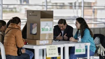 Jurados de votación en mesa electoral para las elecciones legislativas del 13 de marzo de 2022 en Colombia.