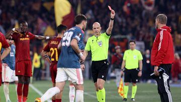 Soccer Football - Europa League - Quarter Final - Second Leg - AS Roma v Feyenoord - Stadio Olimpico, Rome, Italy - April 20, 2023 Feyenoord's Santiago Gimenez is shown a red card by referee Anthony Taylor REUTERS/Claudia Greco