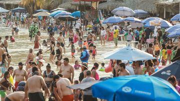 La tercera ola de contagios de Covid-19 se pasea en Semana Santa en las playas de México