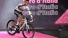 Remco Evenepoel saluda a los aficionados de Pescara en la presentación del Giro de Italia.