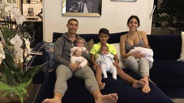 Cristiano Ronaldo y Georgina Rodr&iacute;guez: primera foto de la familia al completo. Foto: Instagram