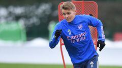 ST ALBANS, ENGLAND - JANUARY 27: Arsenal fitness coach Sam Wilson with Martin Odegaard during a training session at London Colney on January 27, 2021 in St Albans, England. (Photo by Stuart MacFarlane/Arsenal FC via Getty Images)