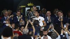 Dani Parejo, levantando la Copa del Rey. 