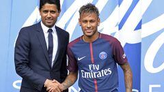 Neymar posa con Al-Khela&iuml;fi en su presentaci&oacute;n 