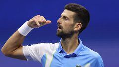 Novak Djokovic imita el gesto de las victorias de Ben Shelton al final de su partido en el US Open.