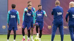 Jordi Alba, Lenglet y Messi atienden las indicaciones de Koeman en el entrenamiento de ayer del Bar&ccedil;a.