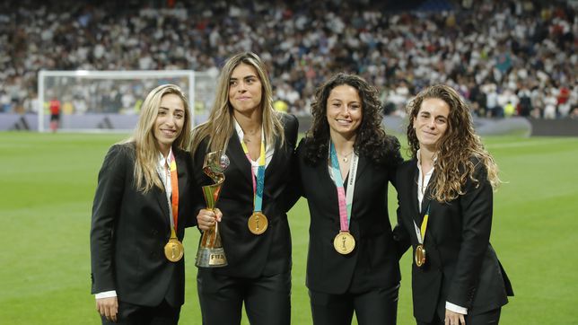 Homenaje a las campeonas del mundo en el Santiago Bernabéu