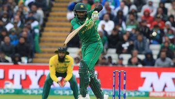 Pakistan&#039;s Shoaib Malik bats during the ICC Champions trophy match between Pakistan and South Africa at Edgbaston in Birmingham on June 7, 2017. / AFP PHOTO / Lindsey Parnaby / RESTRICTED TO EDITORIAL USE