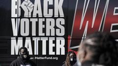 Los partidarios de Black Voters Matter se re&uacute;nen en un sitio de votaci&oacute;n en el Centro C&iacute;vico de Graham en Graham, Carolina del Norte, el martes 3 de noviembre de 2020.