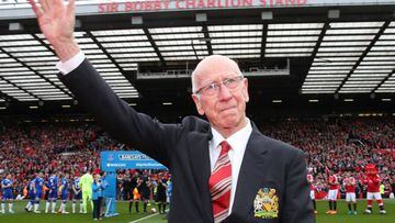 Sir Bobby Charlton salutes the Old Trafford fans 