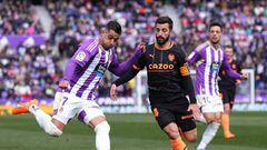 VALLADOLID, SPAIN - JANUARY 29: Sergio Leon of Real Valladolid CF is challenged by Jose Luis Gaya of Valencia CF during the LaLiga Santander match between Real Valladolid CF and Valencia CF at Estadio Municipal Jose Zorrilla on January 29, 2023 in Valladolid, Spain. (Photo by Angel Martinez/Getty Images)