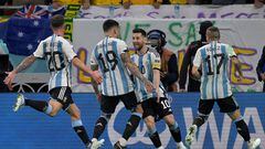Messi celebra con sus compañeros su gol ante Australia, en octavos.