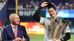 MIAMI, FLORIDA - MARCH 21: Shohei Ohtani (R) #16 of Team Japan is awarded the trophy by Commissioner of Baseball Rob Manfred (L) after defeating Team USA in the World Baseball Classic Championship at loanDepot park on March 21, 2023 in Miami, Florida.   Megan Briggs/Getty Images/AFP (Photo by Megan Briggs / GETTY IMAGES NORTH AMERICA / Getty Images via AFP)