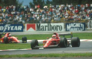 En 1990, en una accidentada carrera, que incluso se suspendió por la entrada de un perro a la pista, se vivió uno de los rebases más increíbles de la historia de la Fórmula 1. El británico Nigel Mansell, que marchaba tercero detrás de su coequipero Prost y del austriaco Gerhard Berger, rebasó al piloto de Mc Laren por fuera de la temida curva peraltada, lo que permitió el 1-2 de Ferrari.