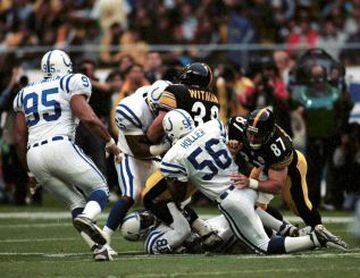 John Witman, corredor de los Steelers es tacleado por la defensa de los Colts.