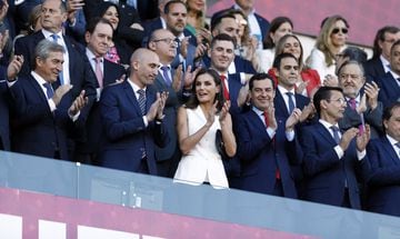 SM la Reina Letizia en el palco junto al presidente de la Federación, Rubiales y el presidente de la Junta de Andalucía, Moreno Bonilla.