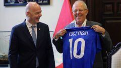 El presidente de la FIFA Gianni Infantino posa con el presidente de Per&uacute; Pedro Pablo Kukzynski antes de la celebraci&oacute;n del Comit&eacute; Ejecutivo de la FIFA en la capital peruana.