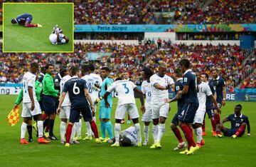 Durante el Francia-Honduras de la fase de grupos, Wilson Palacios le hizo una dura entrada a Pogba que respondió lanzándole una fuerte patada. Ambos recibieron tarjeta amarilla.