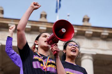 Dos manifestantes gritan consignas en una manifestación del Día Internacional de la Mujer, en Melbourne, Australia.