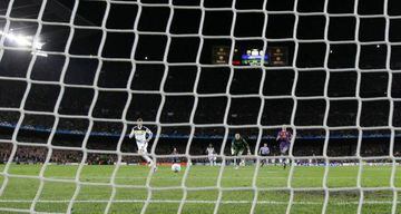 Chelsea's Fernando Torres (L) scores against Barcelona during their Champions League semi-final second leg soccer match at Camp Nou stadium in Barcelona April 24, 2012.