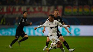 ¡Casi repite su gol soñado! Las dos opciones de Alexis ante Frankfurt