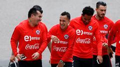Los jugadores de la selección chilena son fotografiados antes del entrenamiento en el estadio Qualcomm, previo al partido amistoso contra México en San Diego, Estados Unidos.