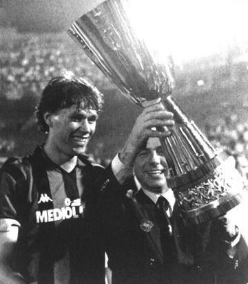 Van Basten jugador del Milan con la Copa de la Liga Italiana