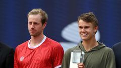 El tenista neerlandés Botic van de Zandschulp posa junto a Holger Rune en la entrega de trofeos del Torneo de Múnich 2023.