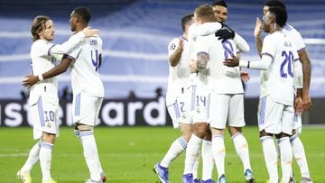 07 December 2021, Spain, Madrid: Real Madrid&#039;s Toni Kroos (C) celebrates scoring his side&#039;s first goal of the game with his teammates during the UEFA Champions League Group D soccer match between Real Madrid and Inter Milan at Santiago Bernabeu 
