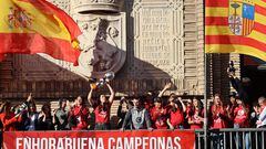 La plantilla, el equipo técnico y la directiva del club de baloncesto Casademont Zaragoza Femenino celebran su victoria desde el balcón del Ayuntamiento, a 3 de abril de 2023, en Zaragoza, Aragón (España).