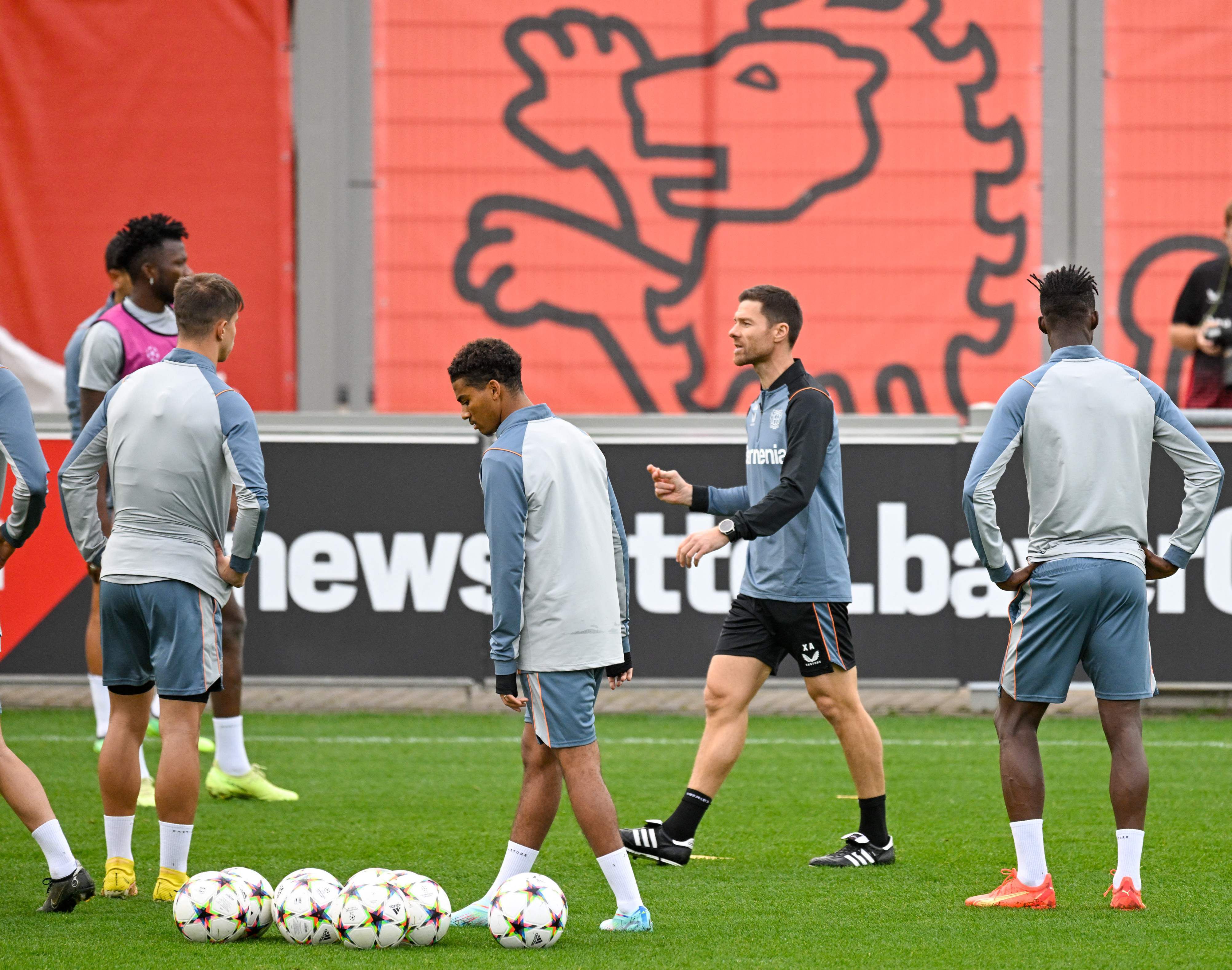 Leverkusen's Spanish head coach Xabi Alonso (2nd R) gives instructions to the players during a training session in Leverkusen, western Germany, on October 31, 2022, on the eve of the UEFA Champions League Group B football match Bayer 04 Leverkusen vs Club Brugge. (Photo by SASCHA SCHUERMANN / AFP)