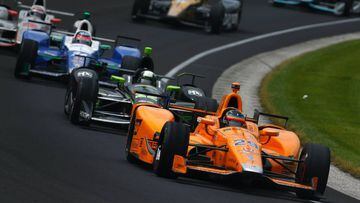 Fernando Alonso liderando Indy 500.
