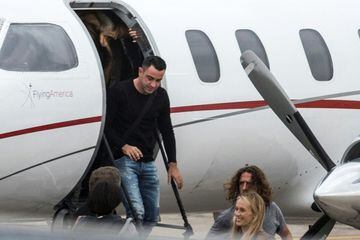 Xavi Hernandez and Carles Puyol arrive at Rosario's airport