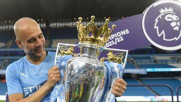 El entrenador del Manchester City, Pep Guardiola, con el trofeo de la Premier League.