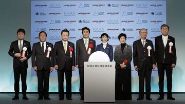 Shinzo Abe posa con Tamayo Marukawa, Yuriko Koike y Kengo Kuma durante la presentaci&oacute;n del nuevo Estadio Nacional de Tokio, construido para albergar los Juegos Ol&iacute;mpicos de Tokio 2020.