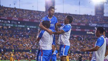Jugadores de Cruz Azul festejan un gol en contra de Tigres.