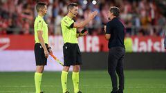 Quique trata de dialogar con el árbitro tras ser expulsado a la conclusión del partido que el Getafe perdió en Girona.