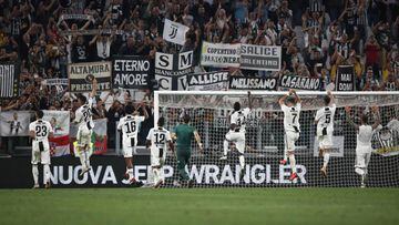 Juventus players acknowledge the public at the end of the Italian Serie A football match Juventus vs Napoli on September 29, 2018 at the Juventus stadium in Turin. (Photo by Isabella BONOTTO / AFP)