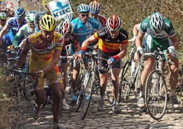 No estaba planeado que la carrera pasara por el pavés y esas conocidas cotas del Tour de Flandes, pero se incluyeron debido a la destrucción provocada por las Guerras Mundiales. Hubo que dirigir la clásica belga hacia caminos secundarios.