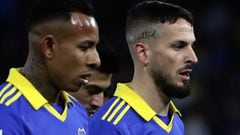 Boca Juniors' Dario Benedertto (R) and Sebastian Villa (L) leave the field at the end of the first half during the Argentine Professional Football League Tournament 2022 match against Talleres de Cordoba at La Bombonera stadium in Buenos Aires, on July 16, 2022. (Photo by ALEJANDRO PAGNI / AFP)