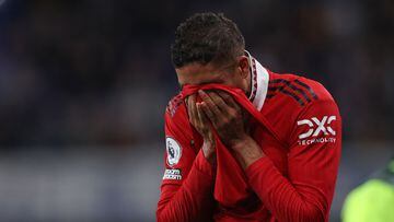 Manchester United's French defender Raphael Varane reacts as he leaves the pitch after picking up an injury during the English Premier League football match between Chelsea and Manchester United at Stamford Bridge in London on October 22, 2022. (Photo by ADRIAN DENNIS / AFP) / RESTRICTED TO EDITORIAL USE. No use with unauthorized audio, video, data, fixture lists, club/league logos or 'live' services. Online in-match use limited to 120 images. An additional 40 images may be used in extra time. No video emulation. Social media in-match use limited to 120 images. An additional 40 images may be used in extra time. No use in betting publications, games or single club/league/player publications. / 