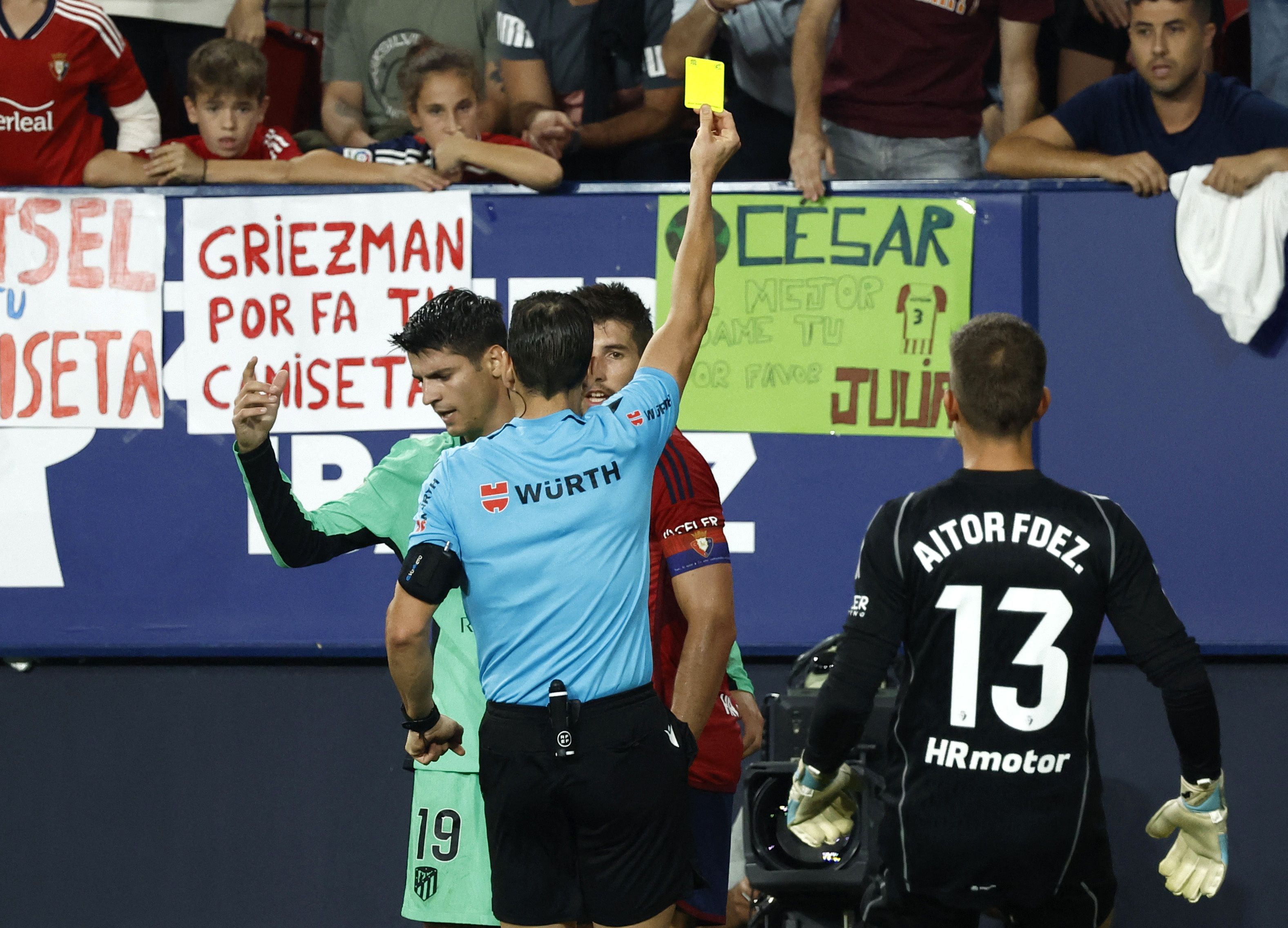 Soccer Football - LaLiga - Osasuna v Atletico Madrid - El Sadar Stadium, Pamplona, Spain - September 28, 2023 Atletico Madrid's Alvaro Morata is shown a yellow card by referee Juan Martinez Munuera REUTERS/Vincent West