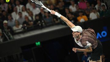 El tenista italiano Jannik Sinner saca ante Daniil Medvedev durante la final del Open de Australia 2024.