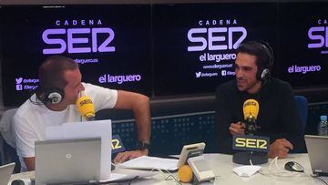 El ciclista del Trek-Segafredo Alberto Contador habla con Manu Carre&ntilde;o durante la entrevista en El Larguero de la Cadena SER.