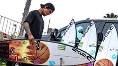 Gabriel Medina y sus tabla de surf, con una pelota de basket. 