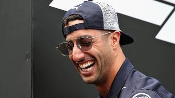 Ricciardo le roba el móvil al CM de Mercedes para bromear junto a Alonso
