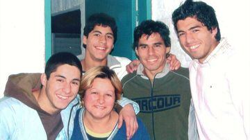 Familia junta y feliz, familia uruguaya. 