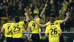 Varios jugadores del Dortmund celebran el gol de Lewandowski.